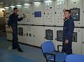 Gli allievi Iandolo e Valentino operano sul quadro elettrico principale